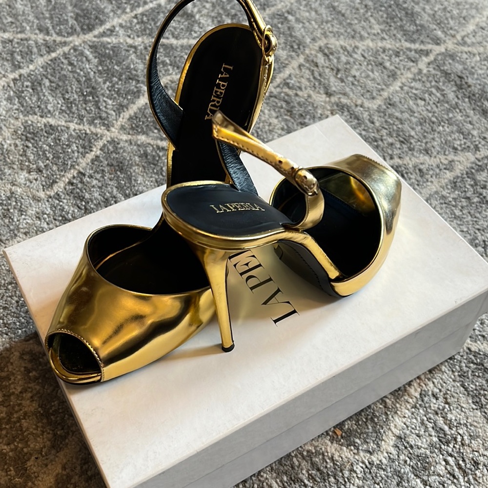 La Perla Gold Metallic Peep toe stilettos 40